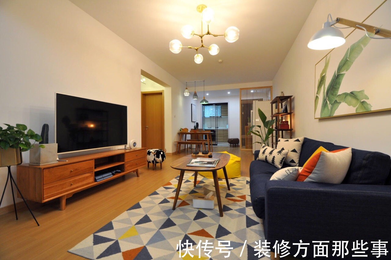 三居室|121平日剧三居室,黄色的懒人沙发与绿植给客厅增添了抹亮色