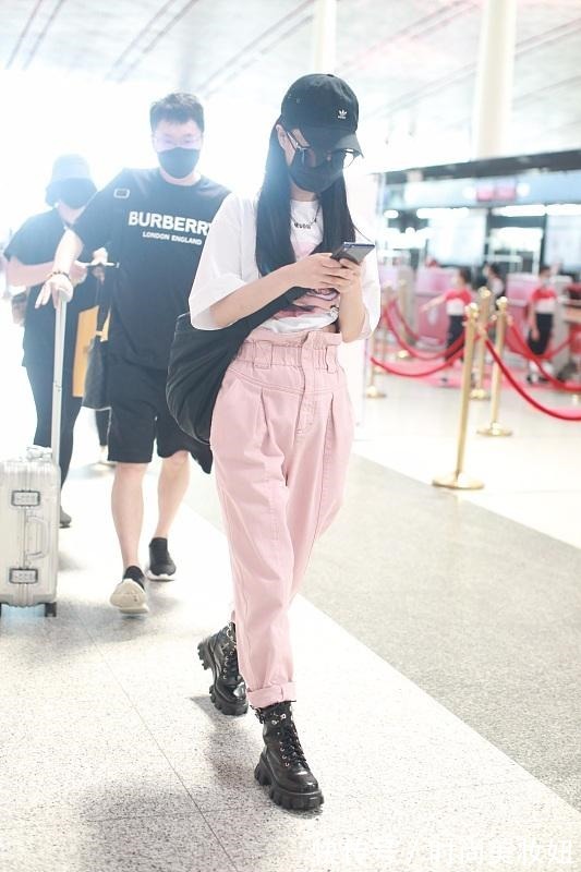 衬衫|薇娅真是带货“天花板”，穿露胃衬衫配高腰裤，气质媲美大明星