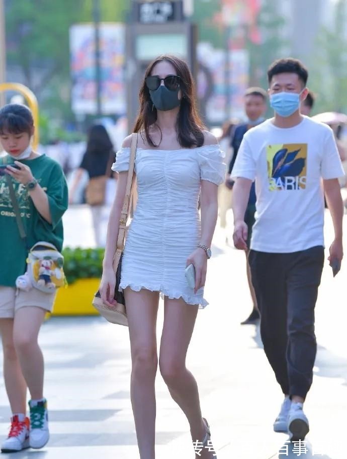 女生们 时尚修身款连衣裙,加上雅致高跟鞋的点缀,温婉清新又靓丽!