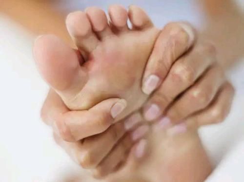 人老腿先衰，4个“腿老”的表现希望你没有，5个护腿方法很管用