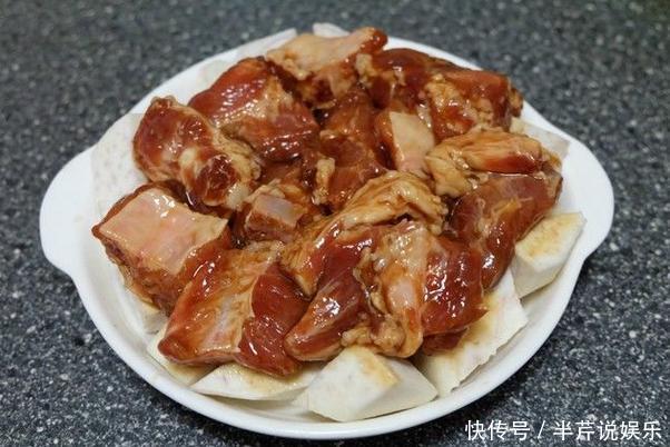 家宴最省事的一道菜,芋头排骨蒸一起,汤汁都可拌饭吃