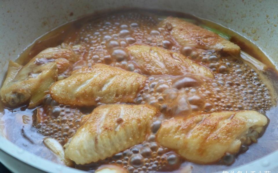 天气转冷,别忘了吃秋天第一菜,炖鸡翅营养美味,贴秋膘首选