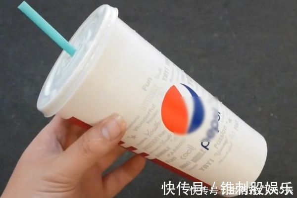 可乐|喝完的可乐杯子我再也不扔了,剪一剪放桌子上,10个人9个都需要