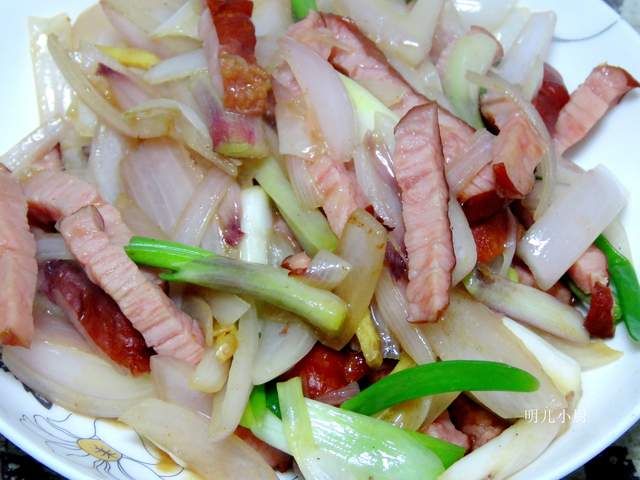简单|一到冬天就馋这肉,加个洋葱简单炒,几分钟出锅,连盐都省了