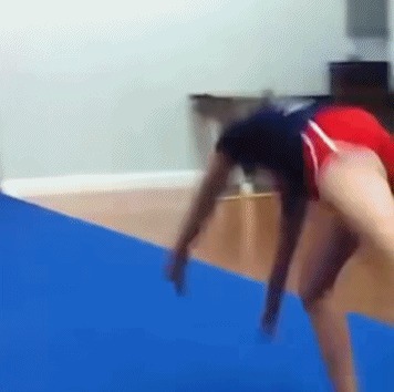 |搞笑GIF:小姐姐真是个狠人 下次过来记得带个铁盆