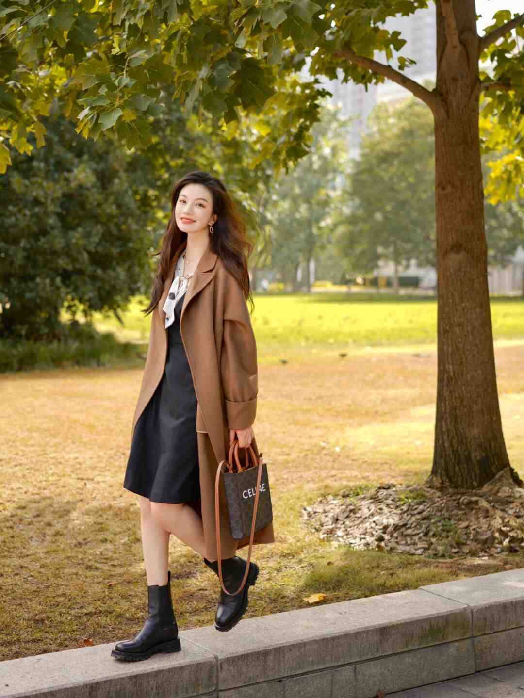 博主 别再用大衣搭配休闲鞋了,试试大衣+及踝靴吧!时髦精致又有气场