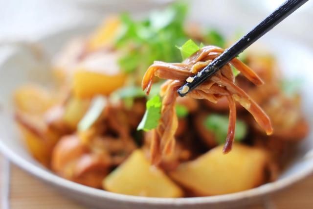 冬吃萝卜夏吃姜,加上3个鸡腿炖一锅,就是一道百吃不腻的好菜