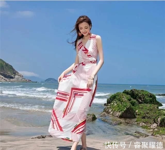 文艺范|时尚美女在海边,身穿红白色“方巾”满满的文艺范,唯美飘逸