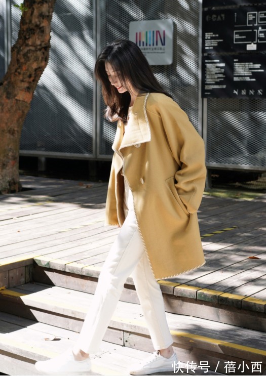 小白裤 “大衣+小白裤”=2022最火搭配,高级时髦有气质,关键是不烂大街