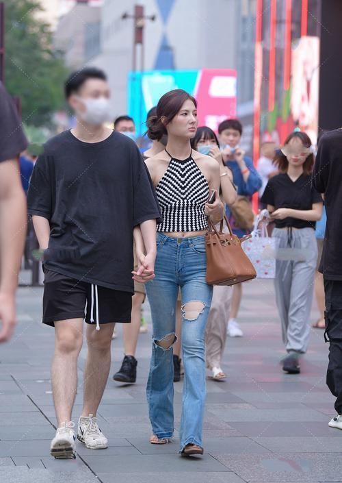 姑娘|黑白针织吊带搭配破洞牛仔裤,款式独特,尽显时尚感