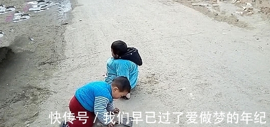 爷爷|自从看过村里办白事,瞧俩孙子见到爷爷的行为,爷:真是亲孙