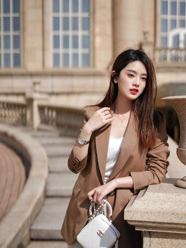 阔腿裤|中年女人怎么穿才洋气?大地色西服搭配白色阔腿裤,高级干练