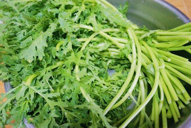 几乎没人用它做馅饼,比韭菜好吃,一次吃6个不够