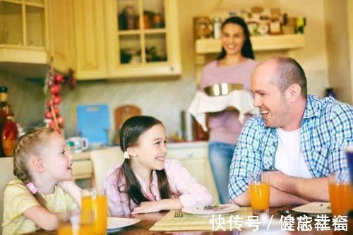 电视|两个孩子哭闹着抢电视看,妈妈随后的一句话,彻底伤了老大的心