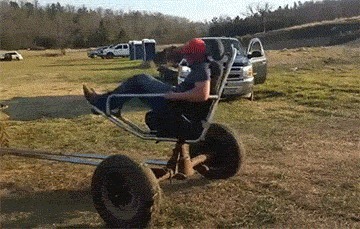 |搞笑GIF:姑娘长点心吧 对面住的可都是单身汉啊