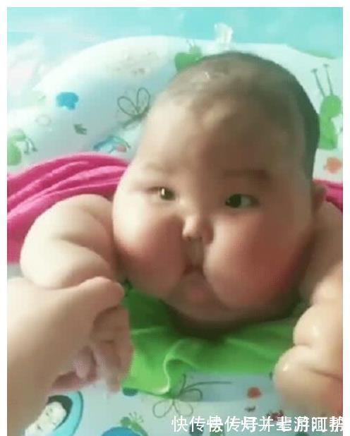 胖成|奶奶回家看望孙子,孩子模样让众人笑喷,网友:这是吃啥长大的?