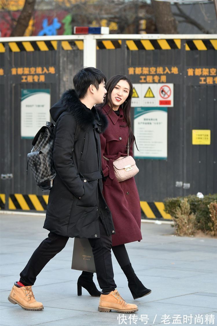 毛皮草 街拍:小姐姐一件浅粉色的羽绒服,搭配着运动鞋,更显年轻个性!