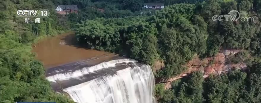 景区|【国庆假期 消费市场活力涌动·旅游景区人气旺】赤水大瀑布难得一见的“巅峰颜值”吸引众多游客