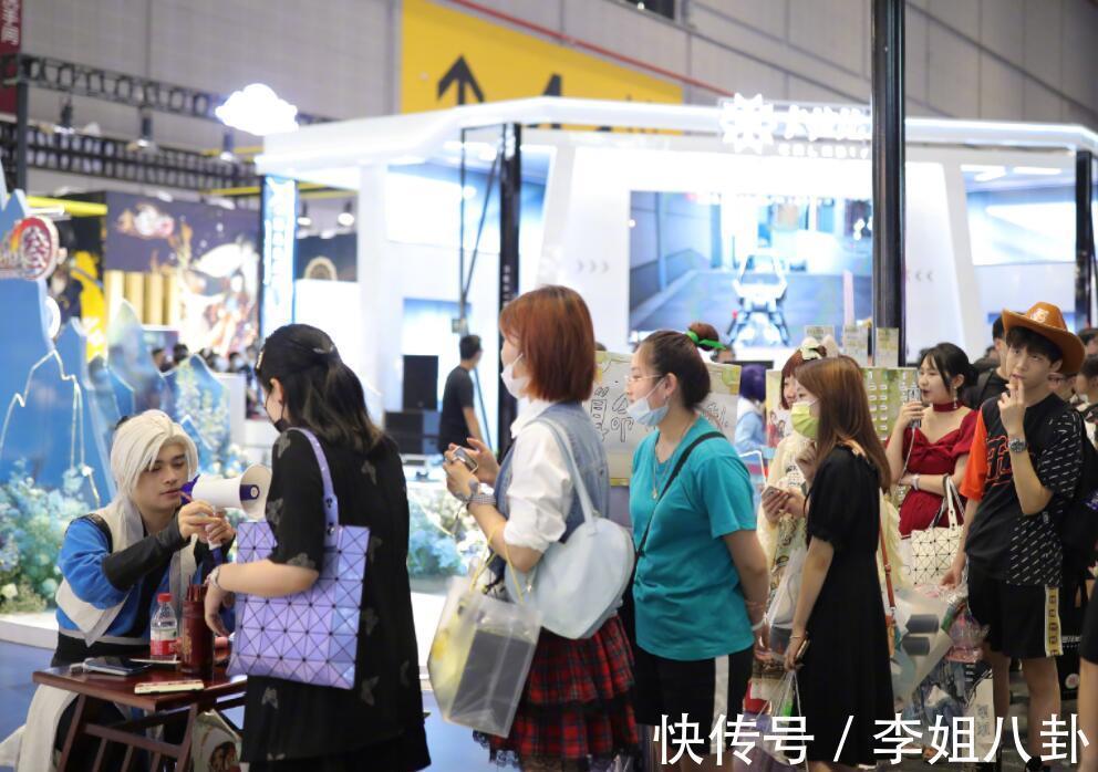 郭炜炜|剑网三成BW最和谐的展台?玩家跟Coser玩得很嗨,试玩区被挤满