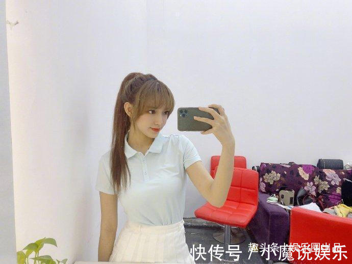 马尾辫|程潇对着镜子玩自拍,穿JK裙扎马尾辫,状态不输漫画里的美少女