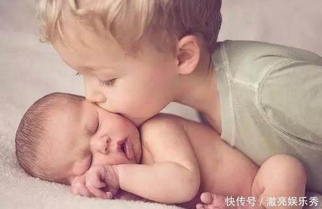 老大|外甥舅舅同上幼儿园,舅舅待遇太好,“小手一端”等着外甥喂饭