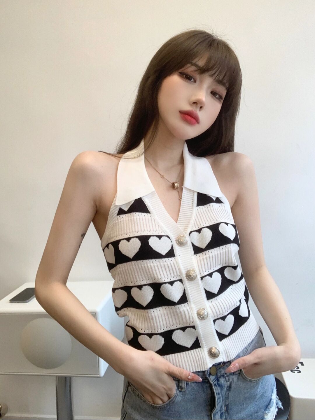 短裙|齐刘海小姐姐, 黑白马甲配牛仔短裙, 梦回青春年华