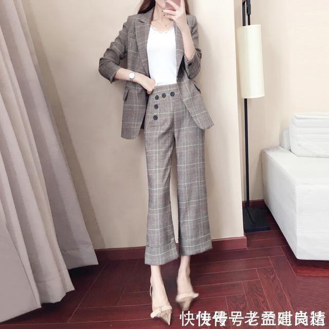 太时尚了,上班都穿这样的职业装谁还不想上班