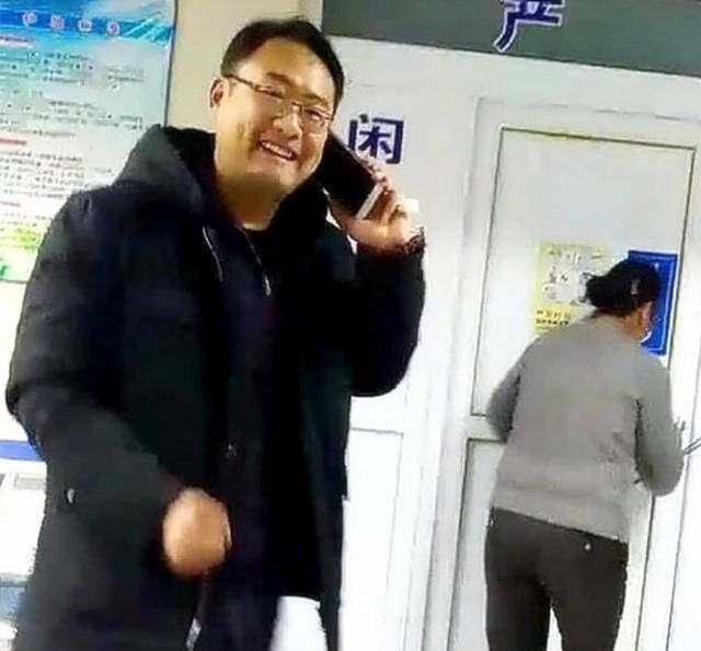 表情|二胎拼女儿，得知又生了个儿子时，产房外几位宝爸的表情太真实了