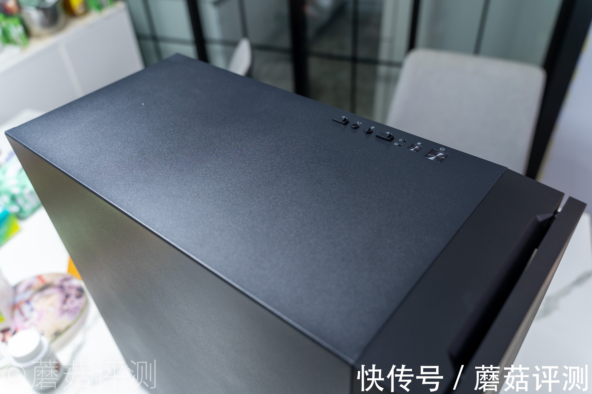 华擎|安静低调，博士小姐姐的选择、安钛克 Antec P10 Flux中塔静音机箱评测