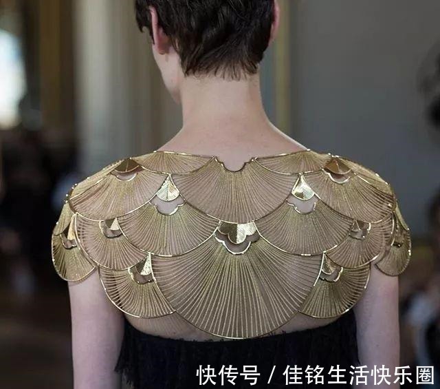 burberry 珠宝首饰还能这样佩戴,这些奇特造型却充满时尚味道,奢华感爆棚!