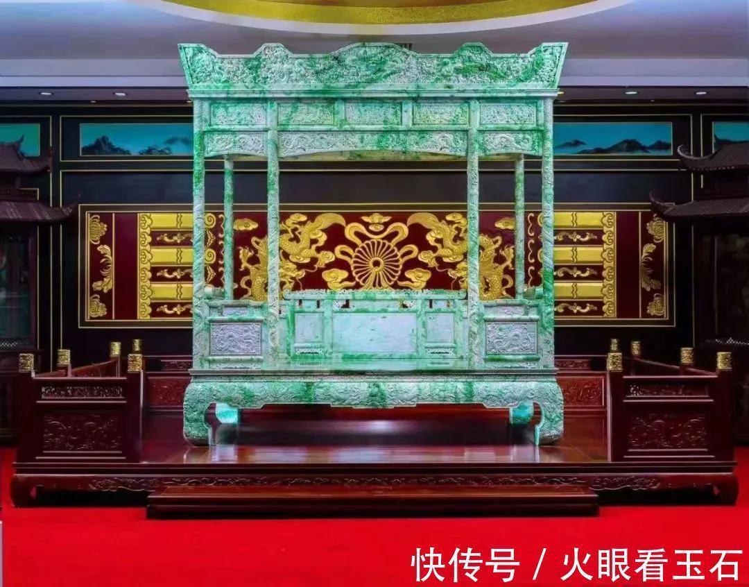 雕工&最大的翡翠宝刀,需要4个人协力才能抬动,但网友们:浪费雕工