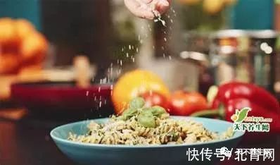 缺钙|缺钙的人有这些表现！最能补钙的6种食物，每种怎么吃？详细告诉你