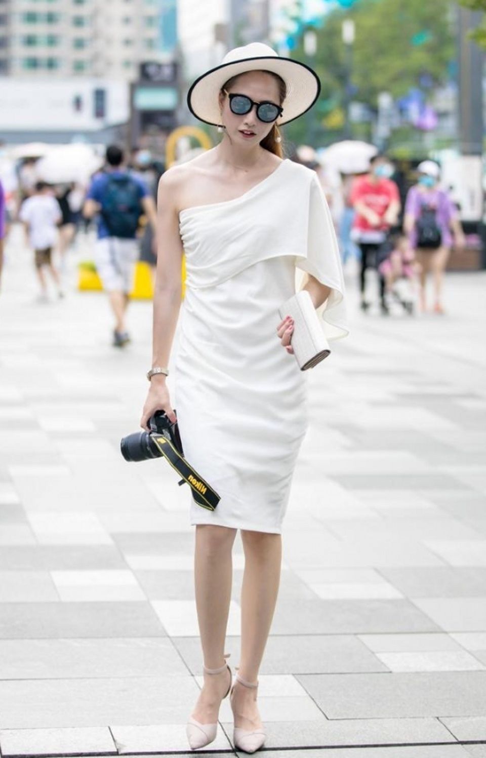 街拍，美女身穿一条白色斜肩连衣裙，充满少女心
