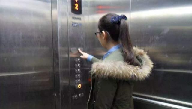 小男孩|孩子忍不住在电梯里尿尿,被斥无教养,母亲接下来的做法让人安静