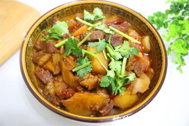西红柿|牛肉怎么做好吃?加这两种食材一起炖,做法没难度,一准好吃