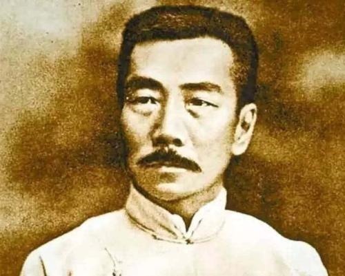 流氓@郭沫若与鲁迅之间的骂战,郭沫若说了四个字,鲁迅说了五个字