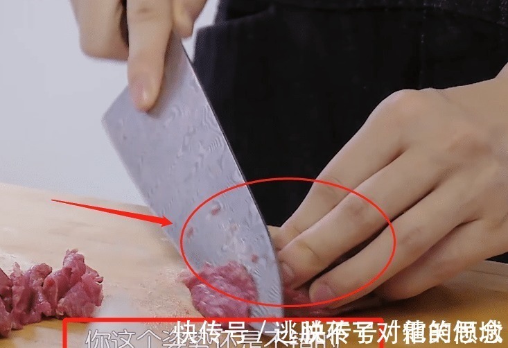 赵丽颖上节目第一次切菜，镜头特写到她的手，我却在关注她的指甲