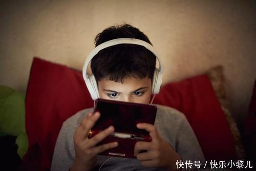 孩子们|3岁女童手指无法屈伸,元凶家家都有,这类“精神鸦片”害娃不浅