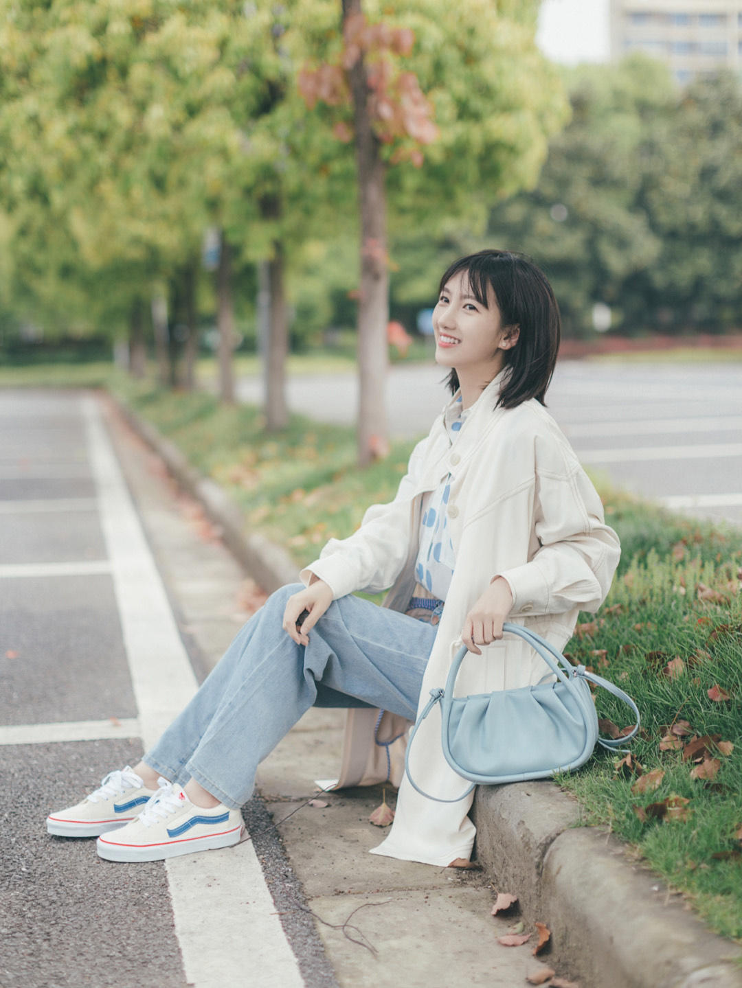 搭配|秋季通勤风怎么穿?白色长款大衣+牛仔裤,清新又时尚!