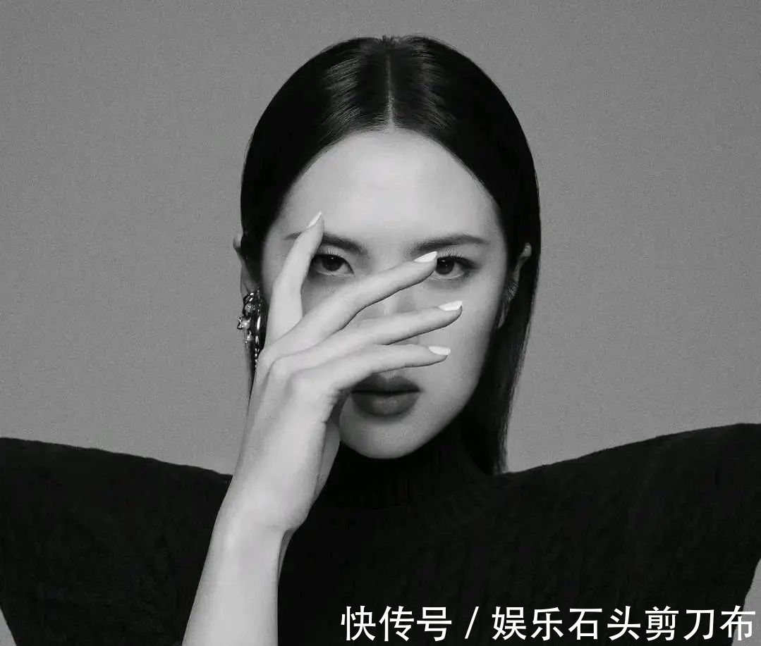 姐姐戴镣铐她却要出道,姚安娜闯圈小半年,终于找对路子了