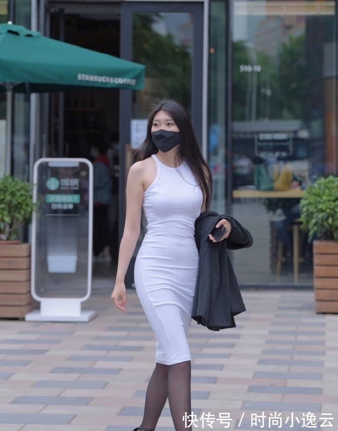 小姐姐 姑娘“无肩”白配黑，穿出独特的夏日魅力