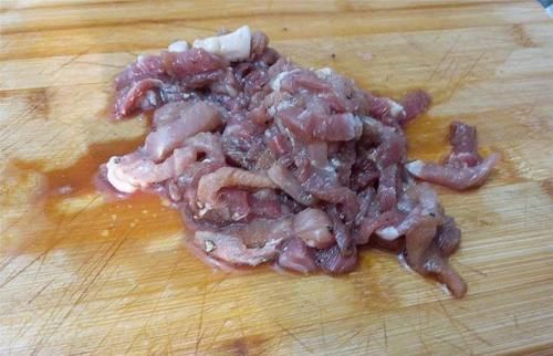 茼蒿茎|它含天然“安眠药”,养心安神护脑,改善睡眠,和肉一起炒,下饭