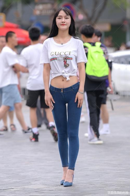 低腰牛仔裤搭配可爱白T恤，性感可爱活力十足，尽显美好腰身
