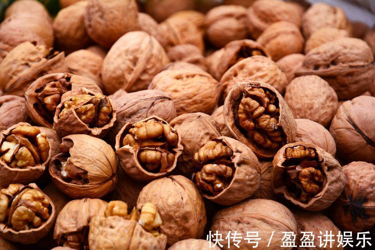 核桃|晚上睡前吃两颗核桃,坚持一段时间,会有几大好处如约而至!