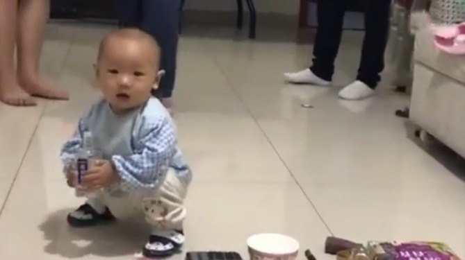 家人们|1岁宝宝抓周,毫不犹豫拿起这件东西不撒手,奶奶直呼:完了