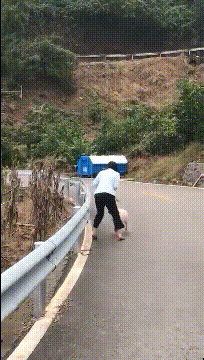 |搞笑GIF:大姐你听解释,我真的不是故意撞上去的