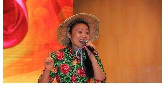 草帽姐的堕落史:从一夜爆红荣登春晚到销声匿迹,她究竟做了什么