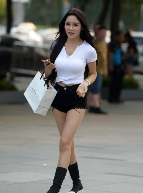 街拍:如花似玉的小美女,一条白色的连衣裙,尽显不俗的雅气