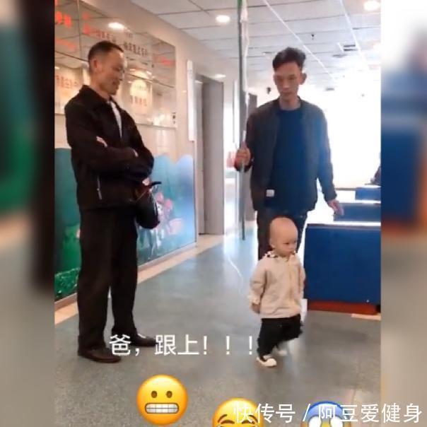 孩子|“超霸气萌娃”医院输液走红,哪怕是输液也丝毫不能影响我溜爸爸