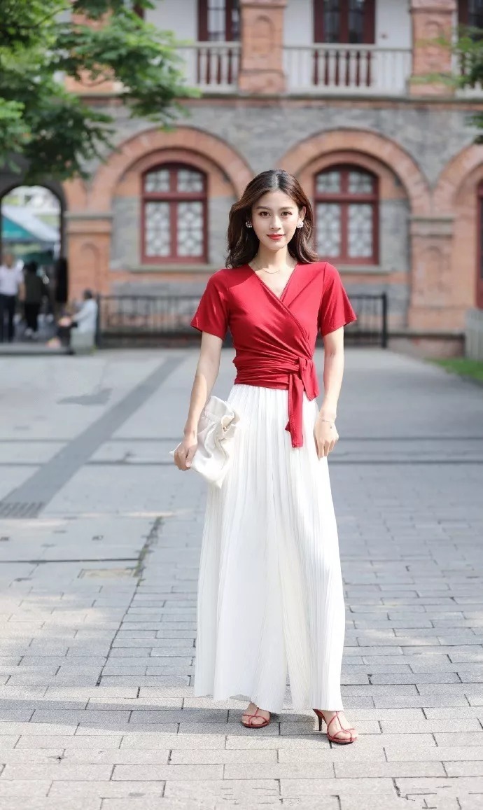 街拍:女性搭配高跟鞋,轻松穿出时尚的味道